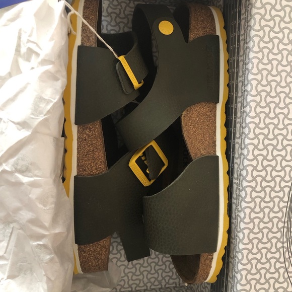 Birkenstock adjustable khaki yellow bottom sandal. Size: 39, 38, 8, 8.5,  7, 7.5 - Picture 5 of 12